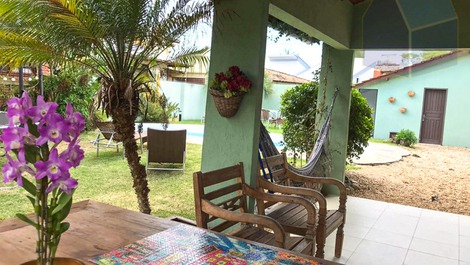 Varanda com rede e bancos