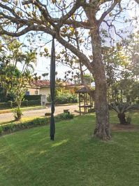 Gramado frente com a rua