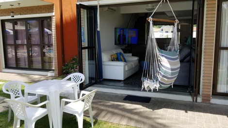 Sala - entrada frente a piscina