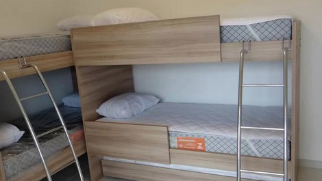 Quarto com 1 treliche e 1 belucge
