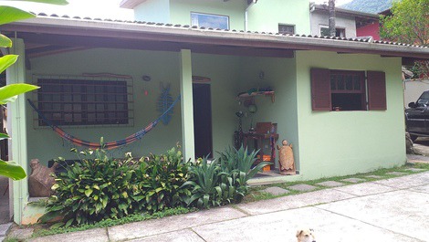 fachada da casa e garagem