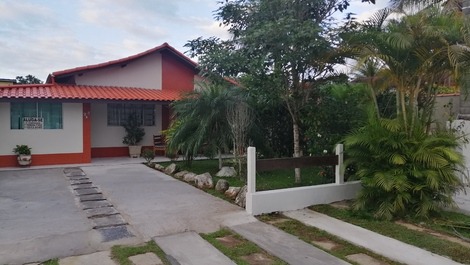 Family atmosphere: house with 3 bedrooms, swimming pool and barbecue