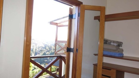 Vista do quarto com varanda