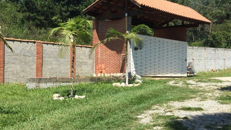 Vista para o portão de ferro automático