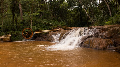 COUNTRY HOUSE WITH NATURAL WATERFALL