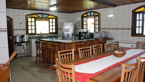 Vista da cozinha com móveis rústicos e equipamentos modernos