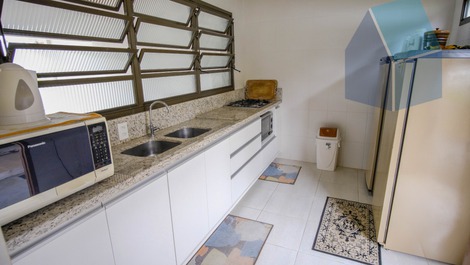 Cozinha completa com geladeira e freezer