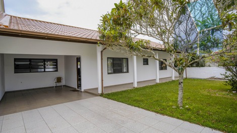 Fachada com a garagem e jardim