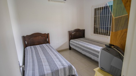 Dorm. 2 com 2 camas de solteiro