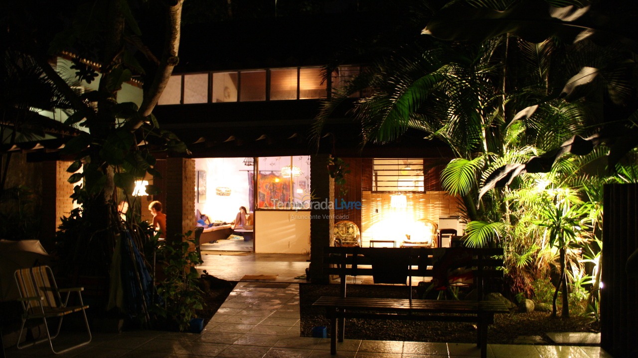 Casa para aluguel de temporada em Ubatuba (Praia das Toninhas)