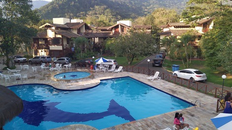 Piscina no condomínio