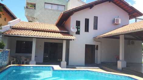 Linda casa con piscina y áreas de ocio