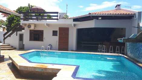 Linda casa con piscina y áreas de ocio