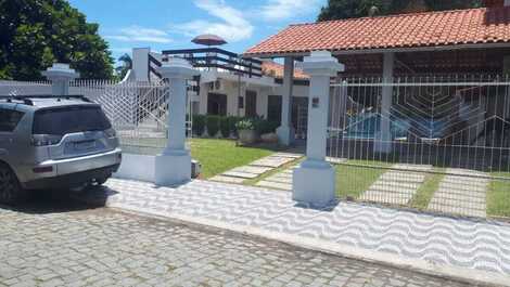 Linda casa con piscina y áreas de ocio