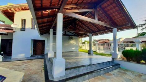 Linda casa con piscina y áreas de ocio