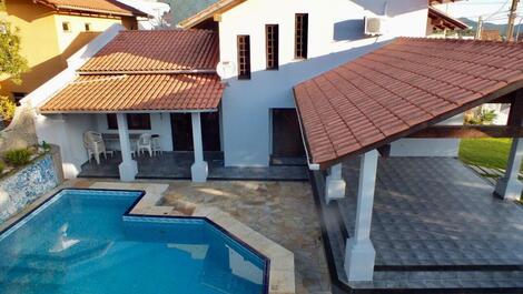 Linda casa con piscina y áreas de ocio