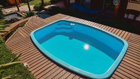 6 pessoas - 3 suites ar cond, tv wifi churrasq pisc, praia a 200 m