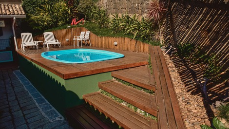 6 pessoas - 3 suites ar cond, tv wifi churrasq pisc, praia a 200 m