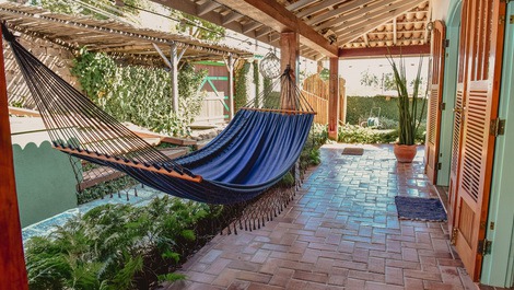 6 pessoas - 3 suites ar cond, tv wifi churrasq pisc, praia a 200 m