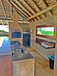 Churrasqueira a carvão e a gás.