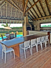 Deck equipado com mesa grande de 12 cadeira . Mesa pequena em madeira com 4 cadeiras. Freezer ,fogão cook top e churrasqueiras.