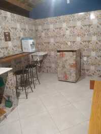 Área externa com churrasqueira e freezer