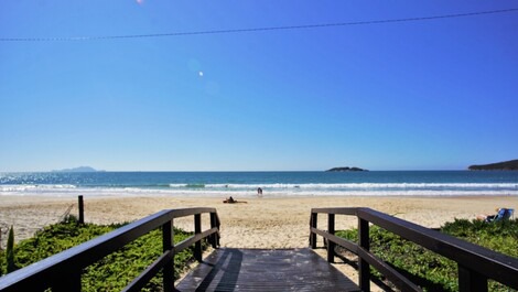 Foot in the sand, pool, in the center of Praia dos Ingleses!