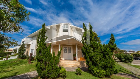 Fantástica casa 100 metros da pria de Jurerê Internacional