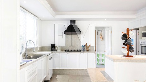 Fantástica casa 100 metros da pria de Jurerê Internacional