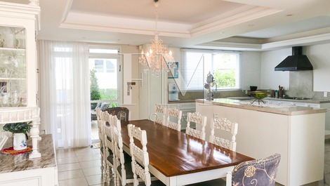 Fantástica casa 100 metros da pria de Jurerê Internacional