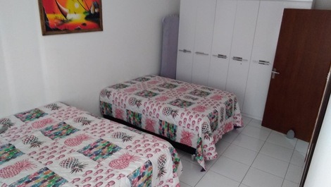 Quarto com mega guarda roupa 