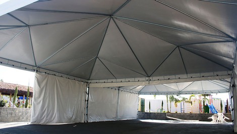 Área coberta, 200m², sob 2 tendas piramidais