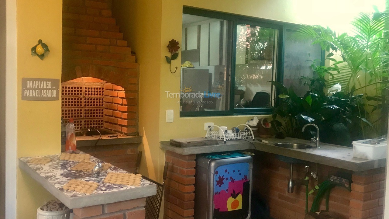 Casa para alquiler de vacaciones em São Sebastião (Praia da Baleia)