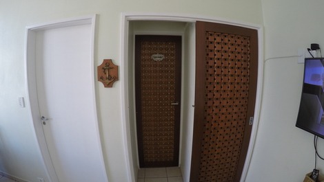Entrada para quarto e banheiro 