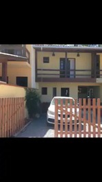 Casa de dos plantas en Cabeçudas / Praia Brava