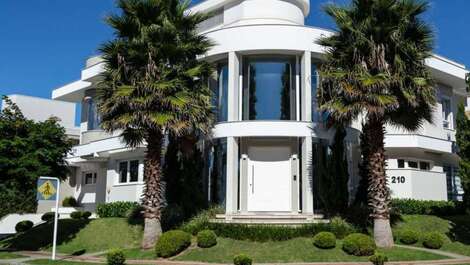 Beautiful House in Jurerê Internacional - W/ Pool - SEASON RENT