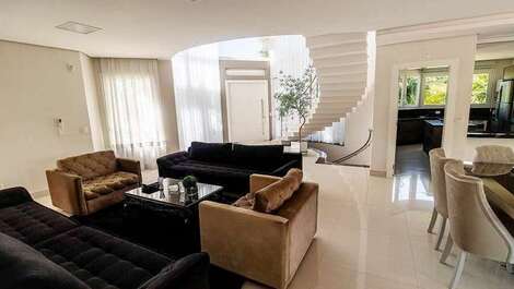 Beautiful House in Jurerê Internacional - W/ Pool - SEASON RENT