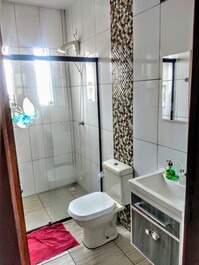 banheiro grande na parte superior da casa