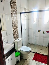 Banheiro grande da suíte