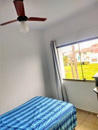 Esse quarto fica dentro da suíte tem porta e trava.