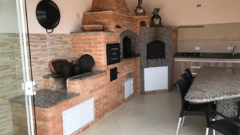 Casa Confortável-4 suites c/Ar Condic.-Espaço Gourmet-Piscina-Hidro