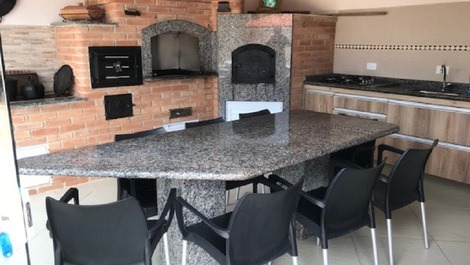 Casa Confortável-4 suites c/Ar Condic.-Espaço Gourmet-Piscina-Hidro