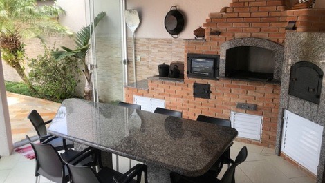 Casa Confortável-4 suites c/Ar Condic.-Espaço Gourmet-Piscina-Hidro