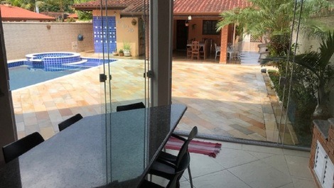 Casa Confortável-4 suites c/Ar Condic.-Espaço Gourmet-Piscina-Hidro