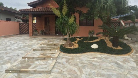 Casa Confortável-4 suites c/Ar Condic.-Espaço Gourmet-Piscina-Hidro