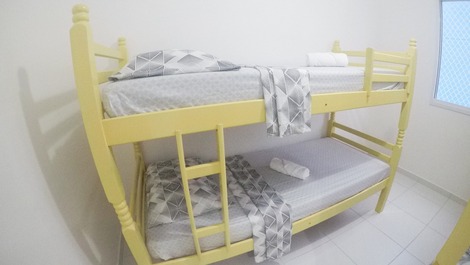 Quarto de hóspedes com 2 beliches.