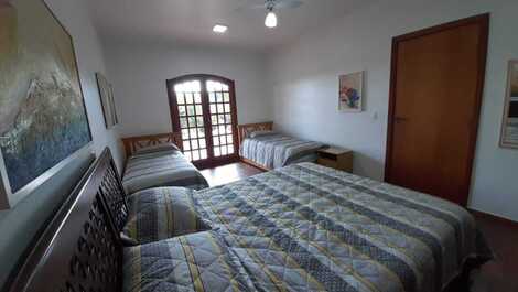 Sitio destinado al ocio, muy verde.