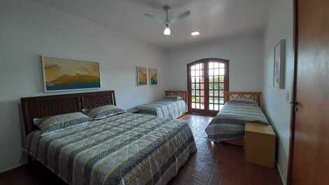 Sitio destinado al ocio, muy verde.