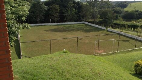 Sitio destinado al ocio, muy verde.