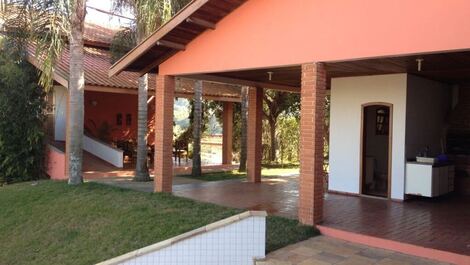 Sitio destinado al ocio, muy verde.